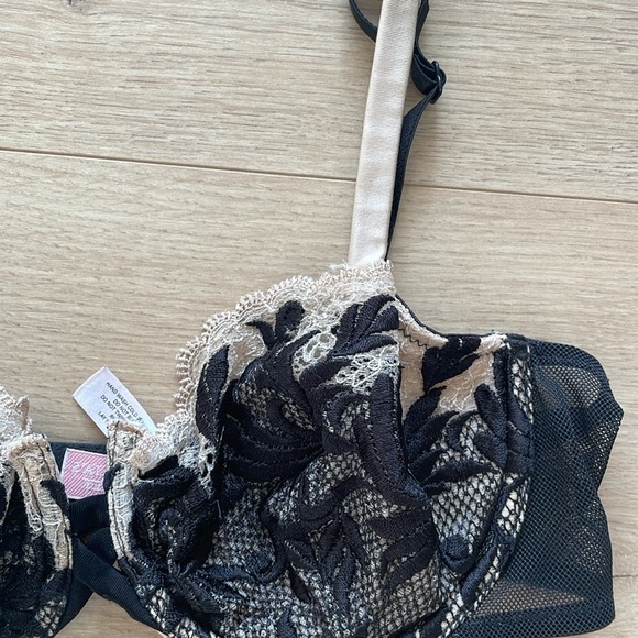 Victorias Secret Bra Nude with Black overlay - Picture 2 of 10